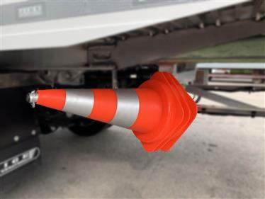 option CONES DE SIGNALISATION AVEC SUPPORT (JEU DE 3)